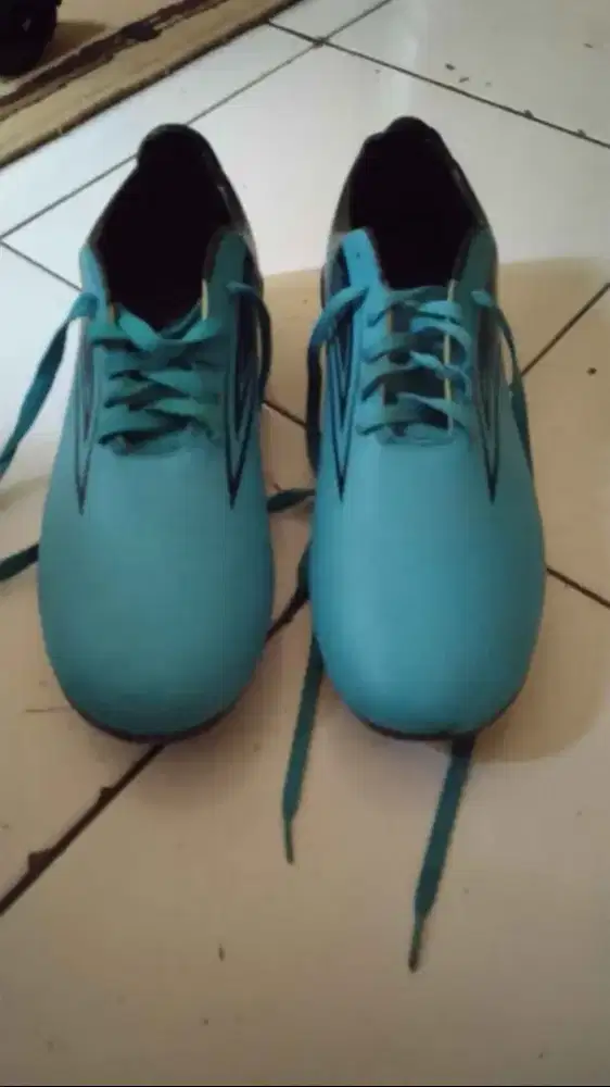 sepatu bola specs