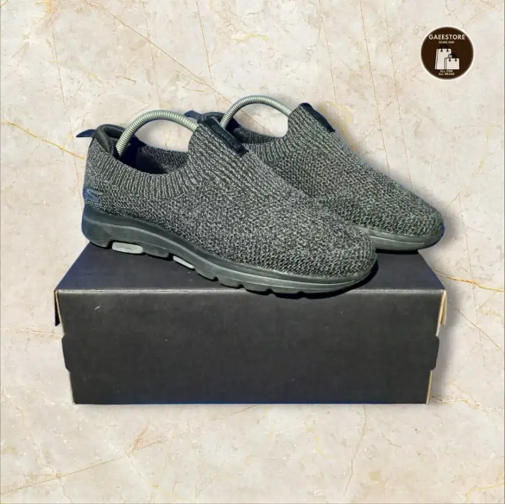 PRELOVED/THRIFT SEPATU PRIA SKECHERS GO WALK SLIP ON