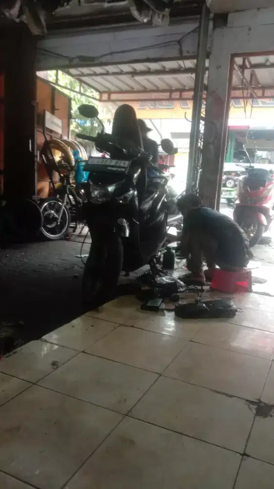 Mencari kerjaan sebagai mekanik motor