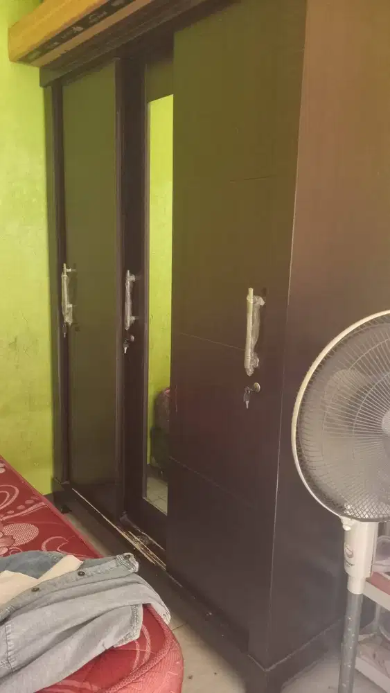 Lemari pakaian besar