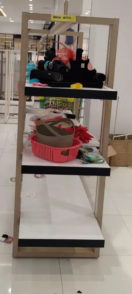 Dijual semi lemari bagus untuk jualan baju,laundry,tempat pajangan