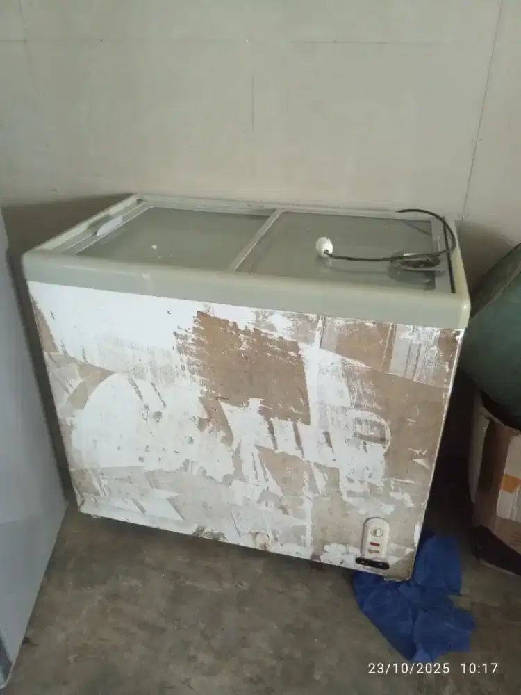 Di jual freezer box 200lt