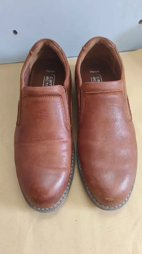 Sepatu kulit coklat camel ukuran 43