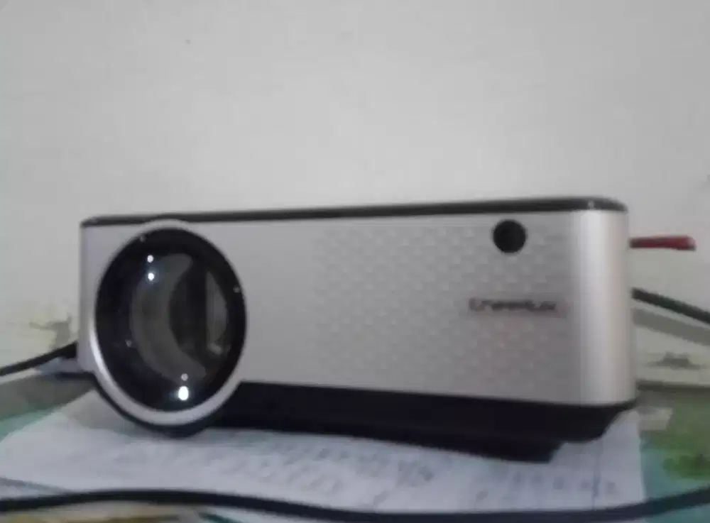 proyektor LED merk cherlux 9c