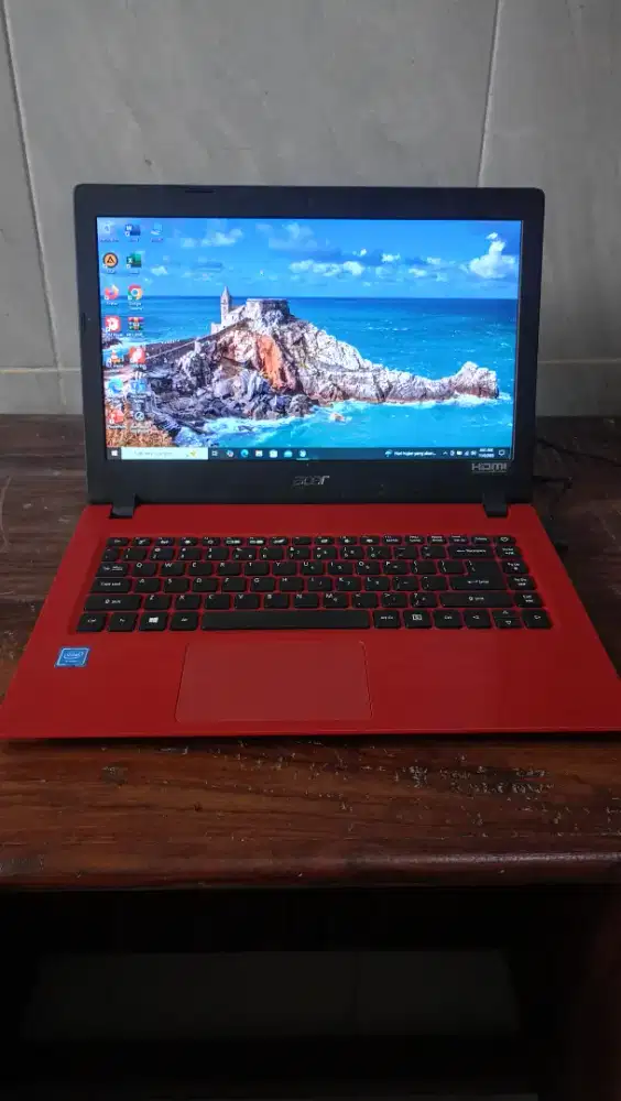 Laptop Acer merah