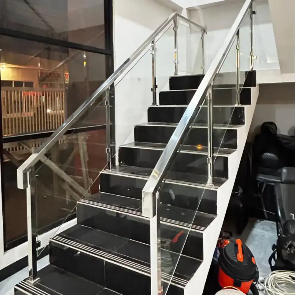 Reling dan balkon Kaca tempret penganggan  stenlis dan kayu