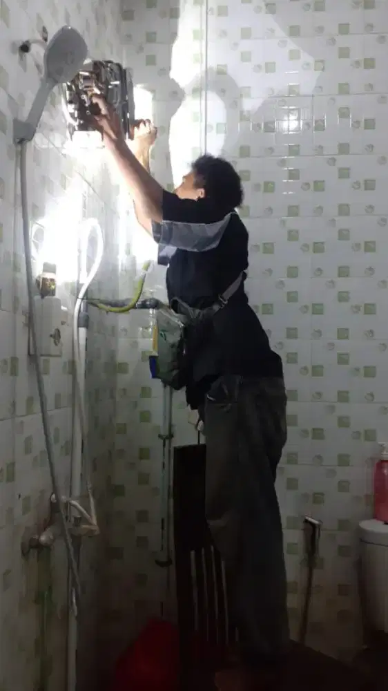 BERGARANSI SERVICE,BONGKAR PASANG,BONGKAR,PASANG AC,WATER HEATER Dll