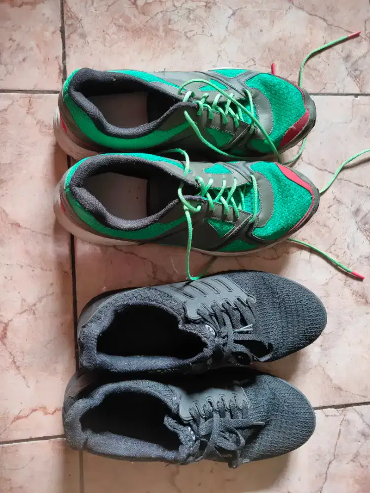 Sepatu ukuran 43 dan 41
