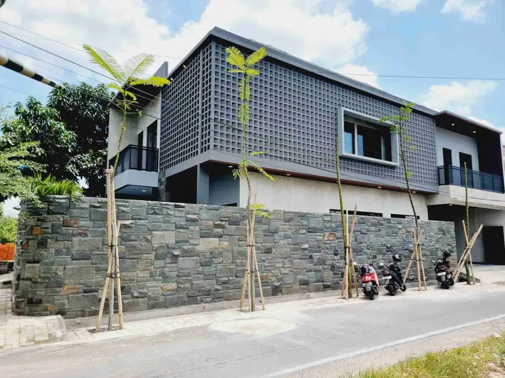 Rumah Baru 2 Lt Industrial Ada Private Pool Solo Kota
