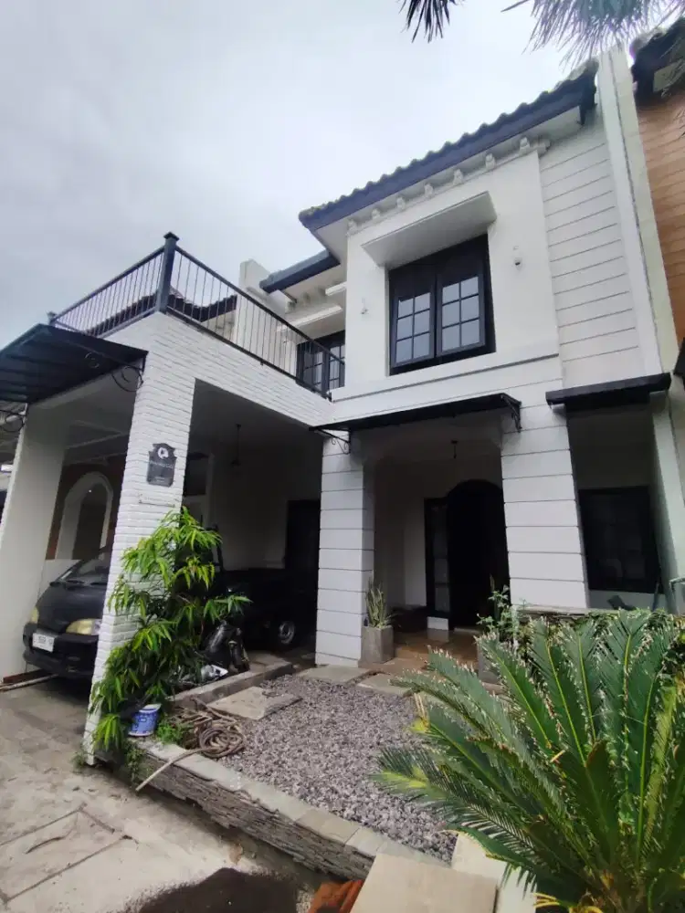 ‼️Sangat Terawat‼️Rumah 2.5 Lantai di Kebraon dekat Gunungsari Wiyung
