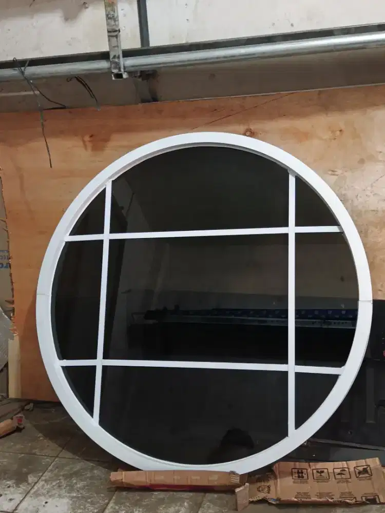 kusen bulat kaca mati pakai list ornamen dan polos