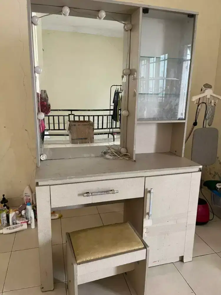 meja rias beserta kursi