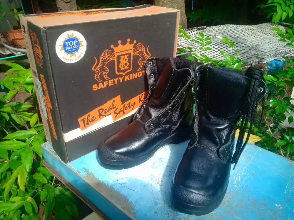 Sepatu Safety size 8 / 42