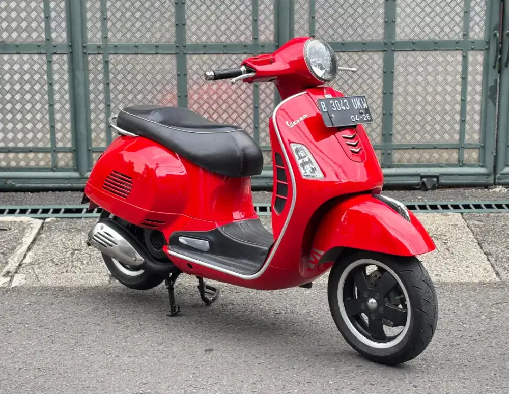 Low KM Gress! Piaggio Vespa GTS 150 3VIE Th. 2015 B-DKI Istimewa