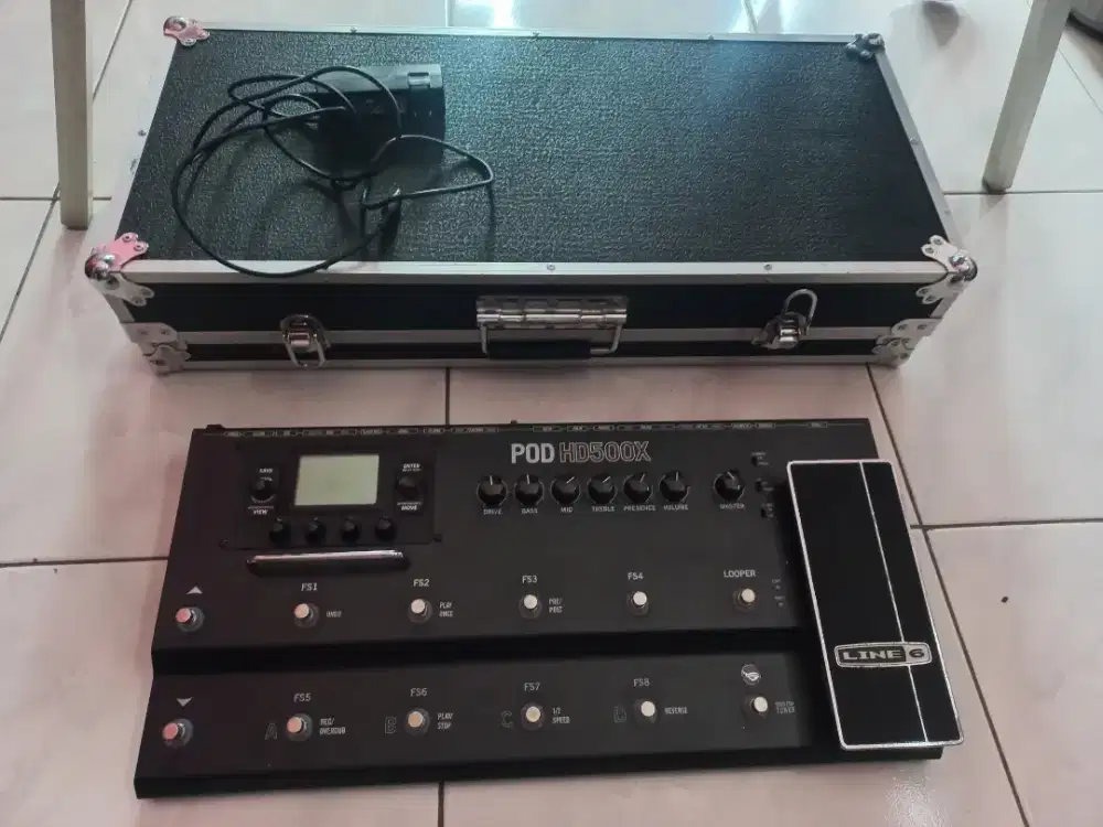Efek gitar multi digital merk line 6 POD HD500X plus hardcase
