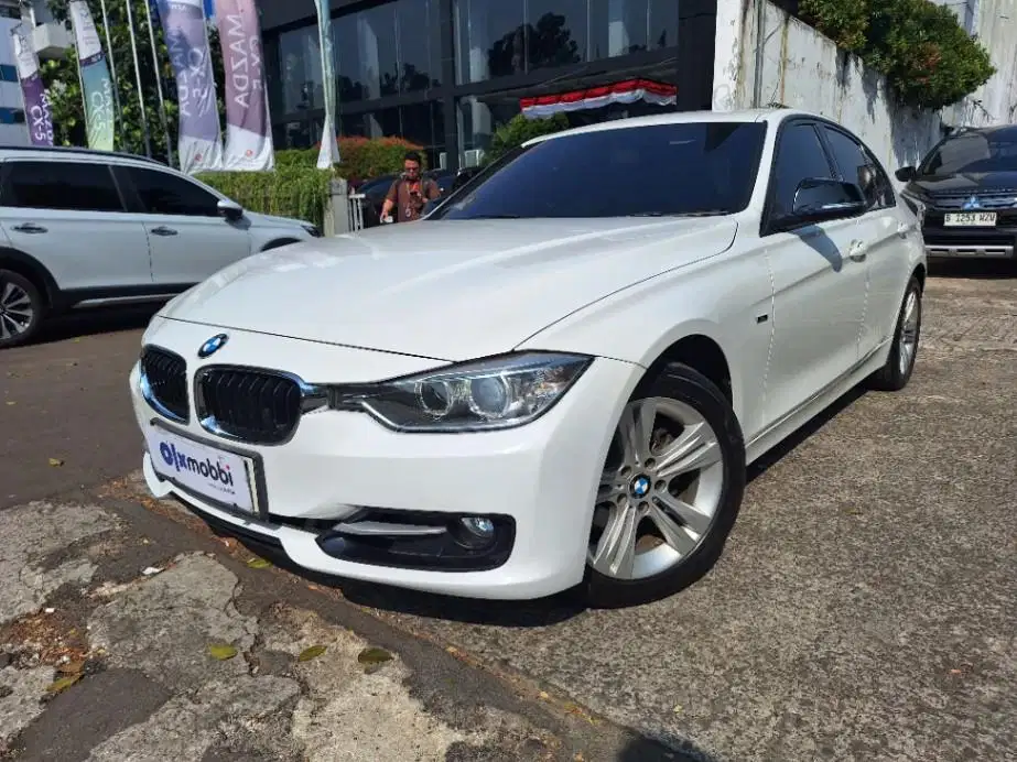 LOW DP BMW 320i 2.0 Bensin-AT 2015 SMC