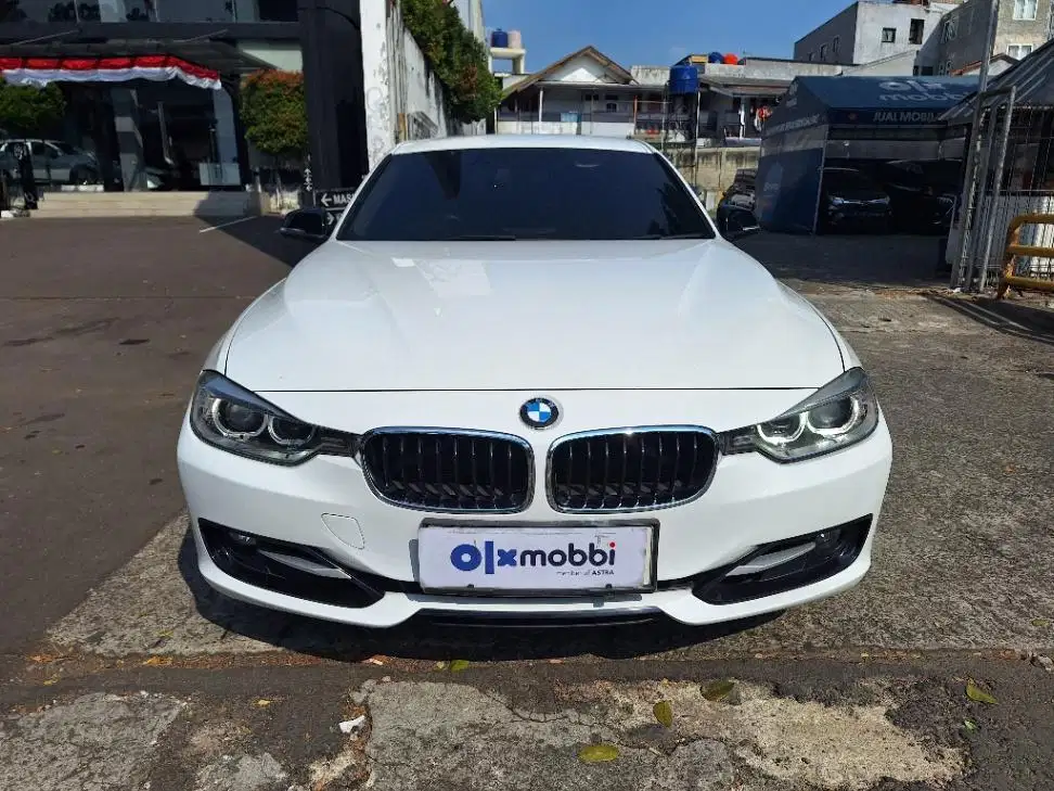 LOW DP BMW 320i 2.0 Bensin-AT 2015 SMC