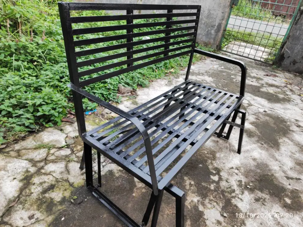 Bangku taman goyang Ayun