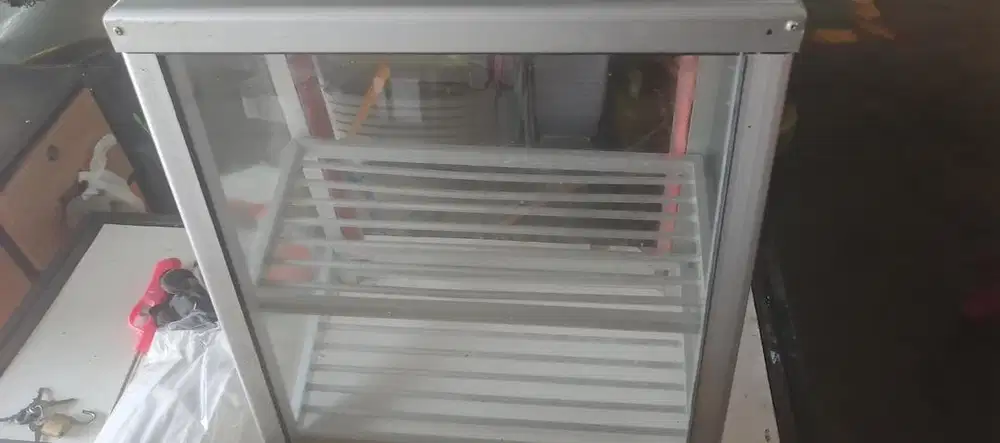 dijual estalase kaca masih bagus