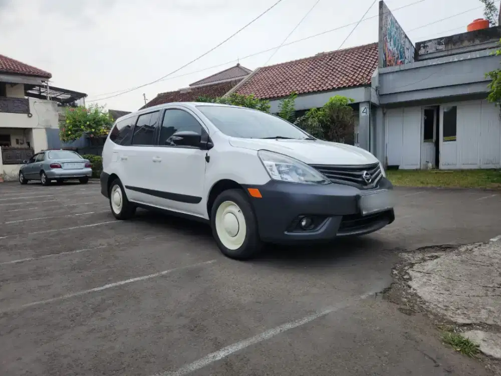 Nissan Grand Livina XV Automatic Tahun 2017