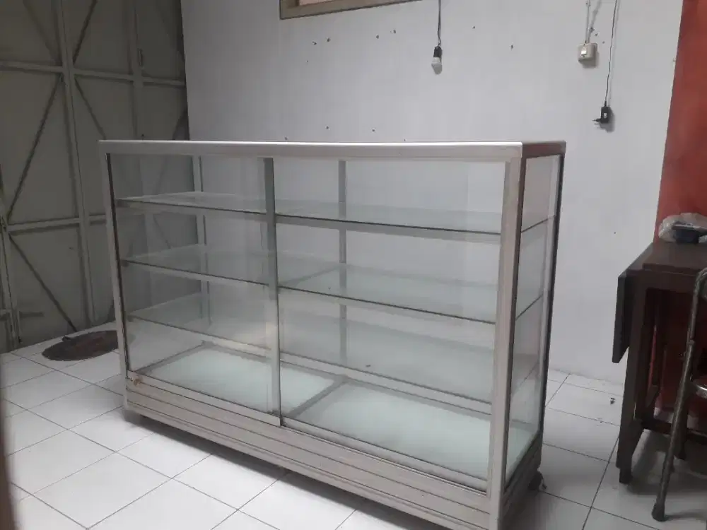 Etalase serba guna mulus