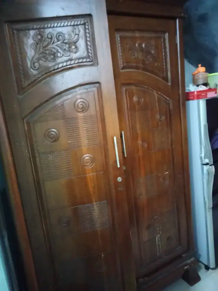 Lemari jati ukiran