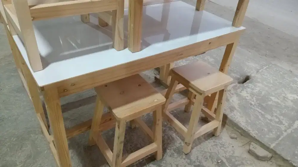 4 kursi 1 mija bahan hpl