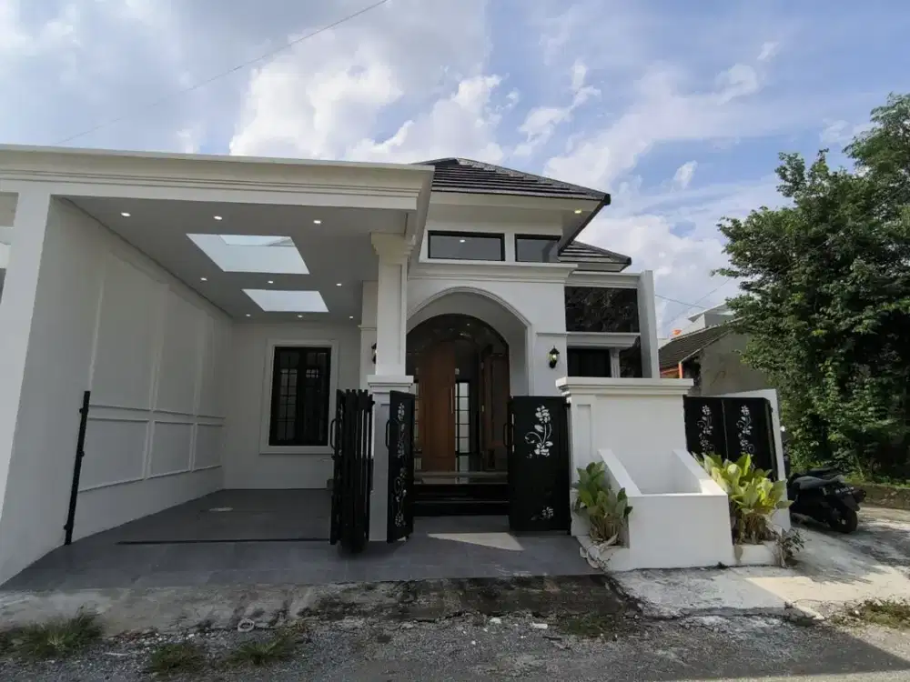 RUMAH BARU DAN LUAS DENGAN KONSEP CLASSIC MODERN DEKAT UII JAKAL