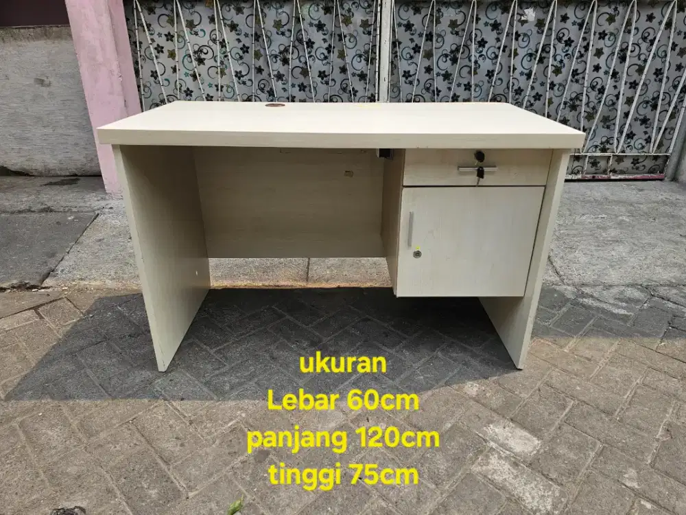Meja kerja/kantor dr multipleks tebal lapisan HPL. Bekas bagus, normal