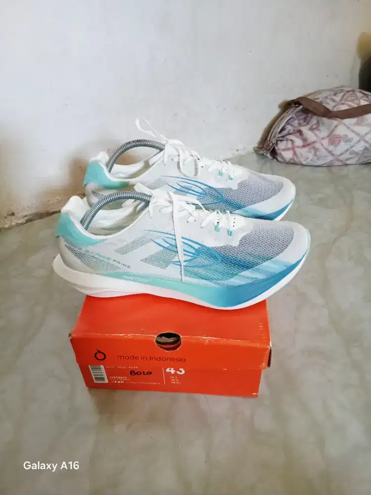 Jual sepatu running 910 nineteen size 43 original