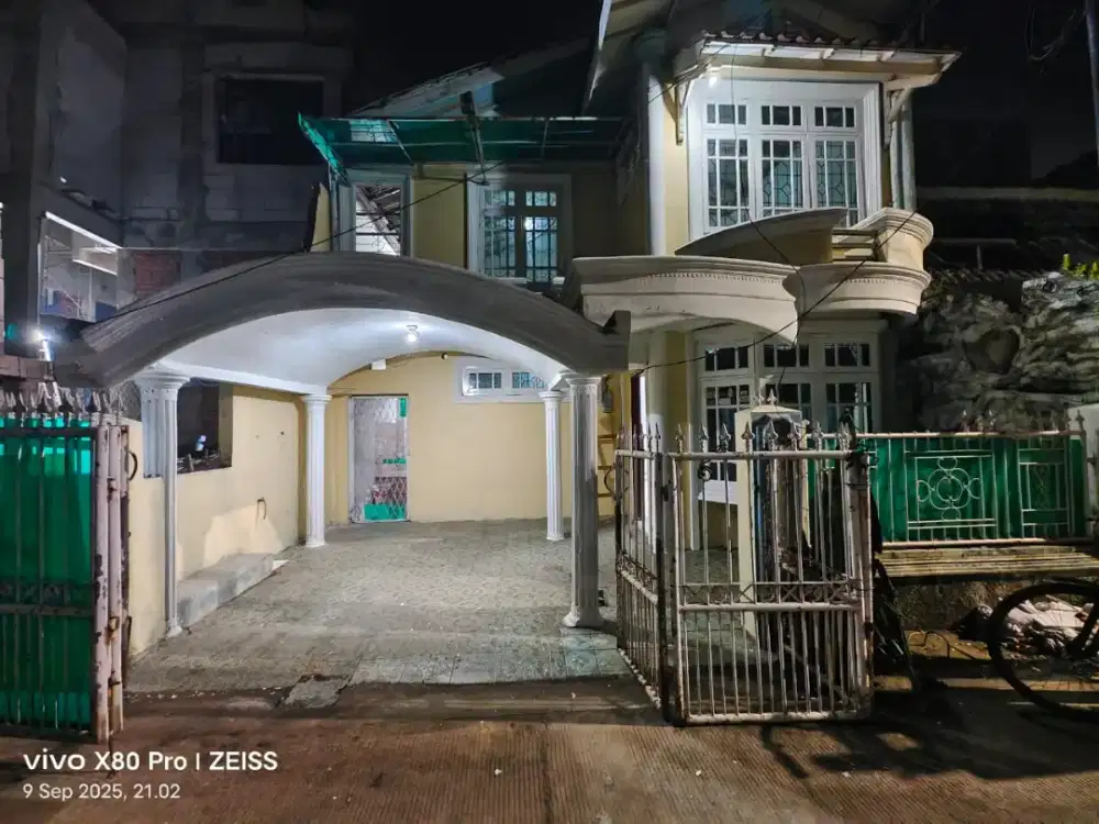 Di sewa kan rumah dua lantai 5 kamar tidur 2 kamar mandi sukapura