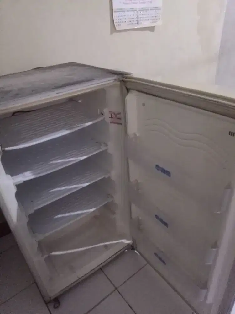 Freezer khusus es batu 5 rak