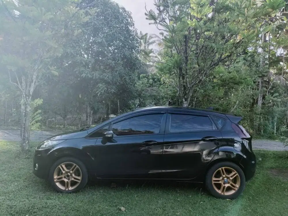 JUAL MOBIL FORD FIESTA TAHUN 2011