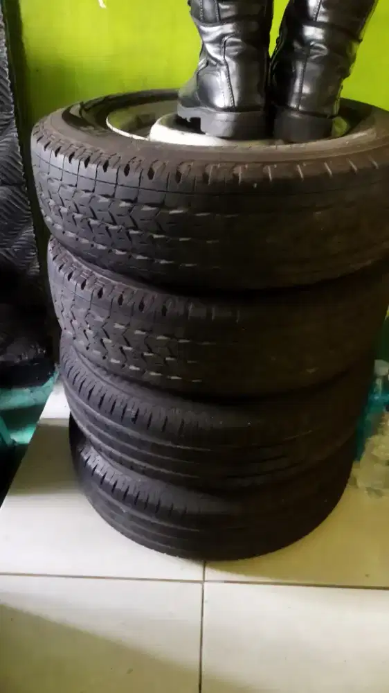 Ban dan velk standar bekas