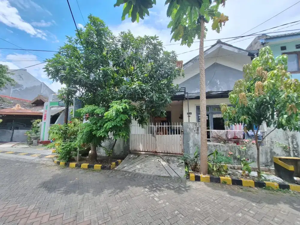 RUMAH DI JALAN KEBRAON, SURABAYA