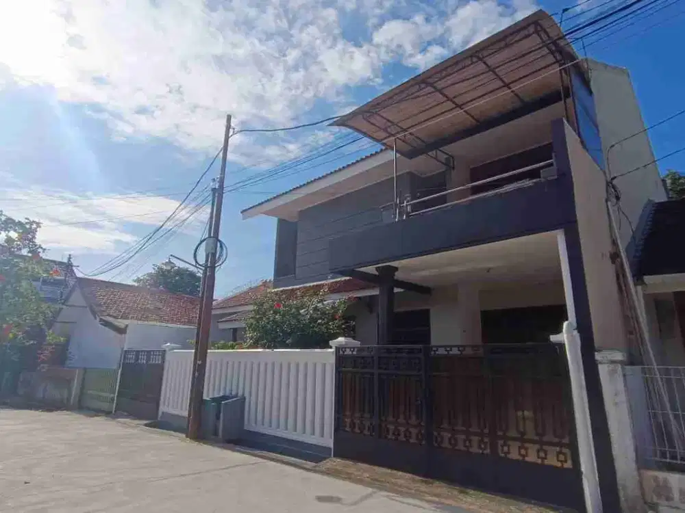 Dijual Rumah 2 Lanta, Lahan Tanah Luas, i Sudah Terenovas Dan Beradai Dalam Komplek. Lokasi Hanya 1 Menit Ke Tol Desari atau Tol Andara