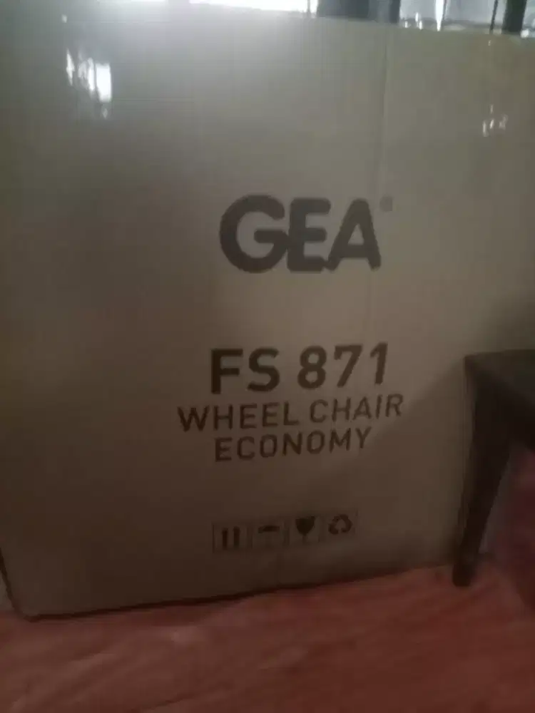 Kursi roda standar rumah sakit