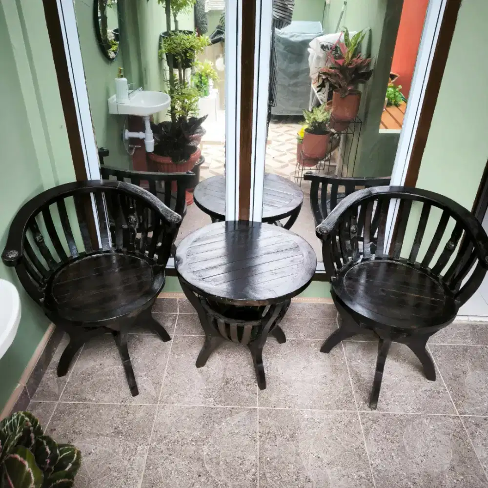 Set 1 Meja 2 Kursi Teras Kayu Jati Asli Pemakaian 5 Bulan