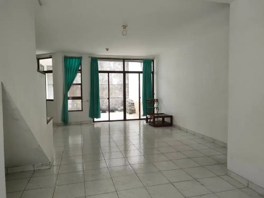 Disewakan rumah di Taman Semanan Indah, jalan depan bisa 4 mobil