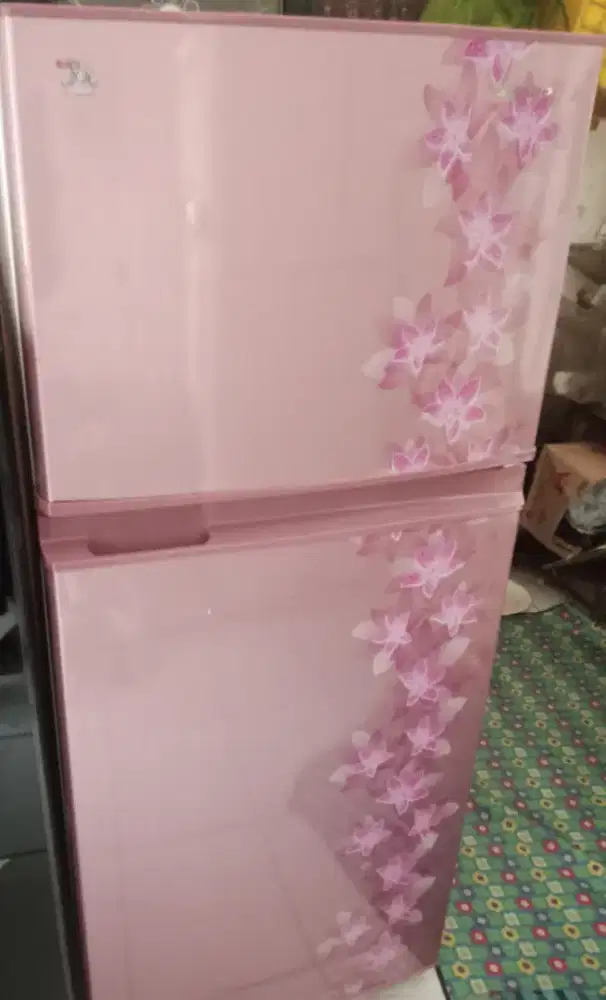 Dijual cepat kulkas dua pintu bisa nego tipis