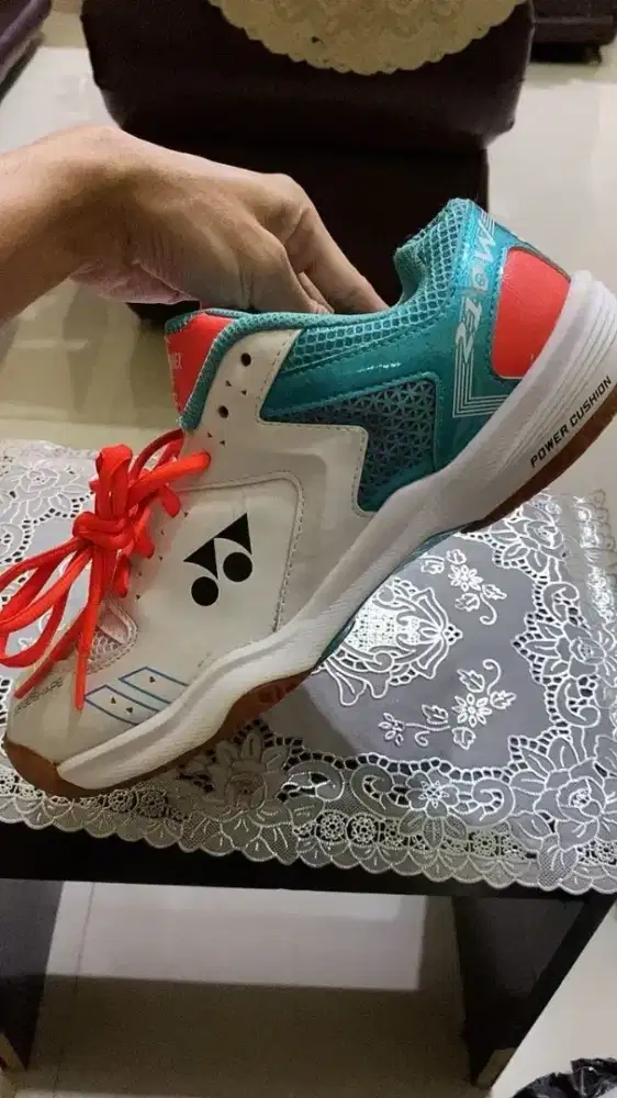 Sepatu badminton Yonex SHB 201w