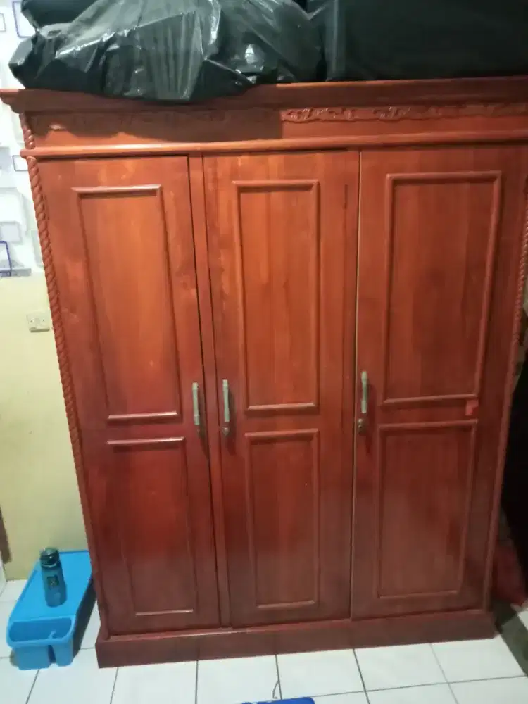 Lemari Kayu Tiga Pintu