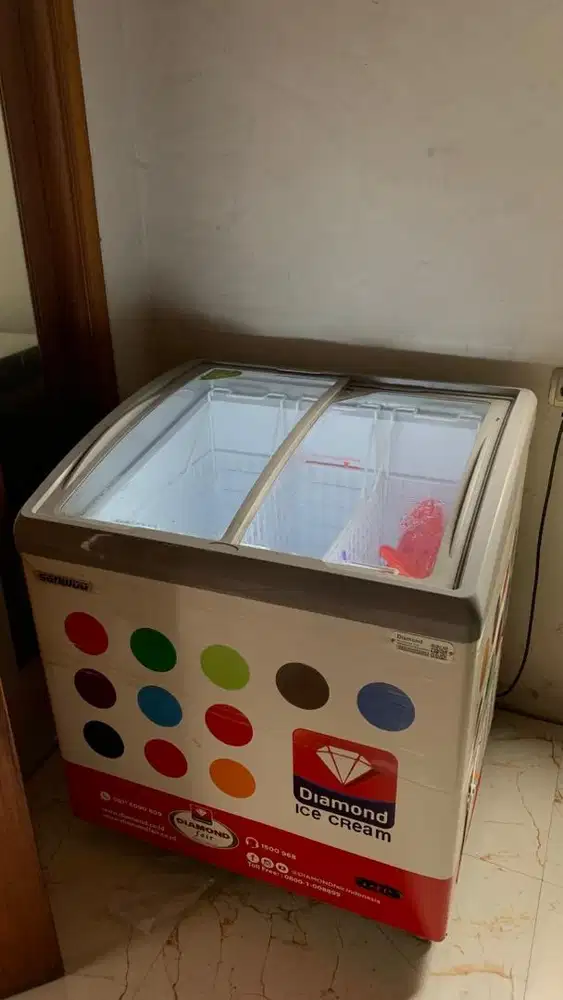 Freezer kaca 200 L