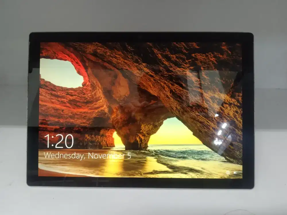 Surface pro 5
I5 7300U 
Ram 4Gb, 
SSD 128Gb, 
Win 11