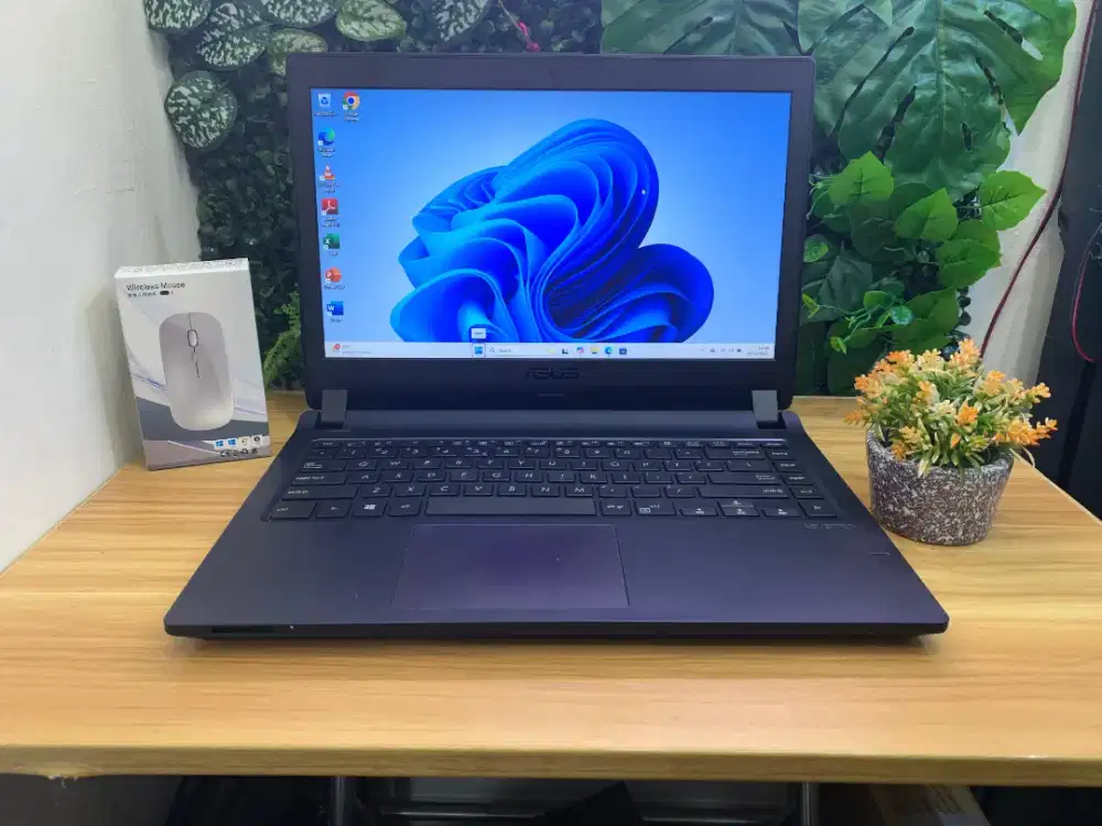 Asus expertbook 
Core i3-10110U
RAM 8GB
SSD 256GB
DISPLAY 14 
WIN 11
