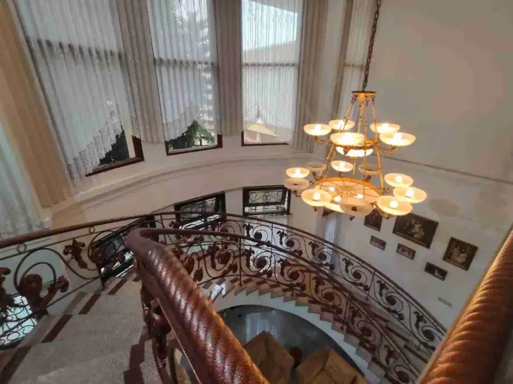 dijual rumah bagus asri di nol jalan raya Pakuwon city Surabaya timur