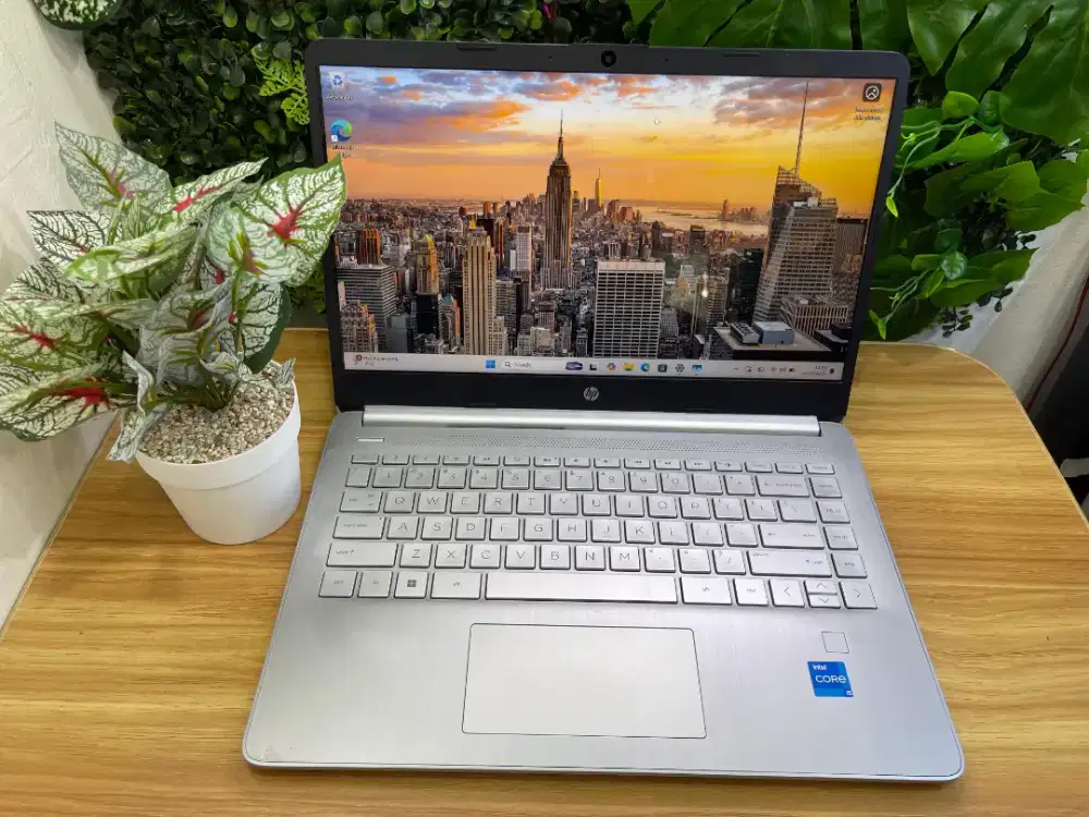 HP 14s 
Ci5 1240P 
RAM 8GB 
SSD 512GB
DISPLAY 14 FHD
WIN11
