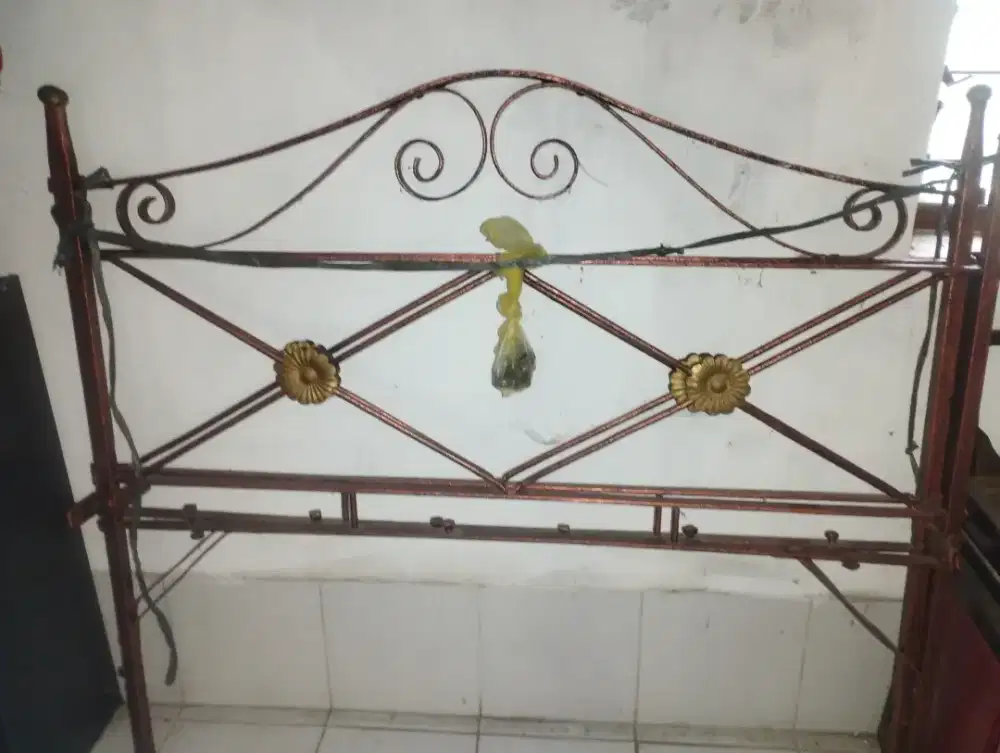 ranjang kuno besi cor