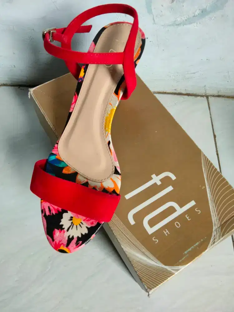 Sendal merk bata hitam uk 40 dan sendal merk fdl merah uk 40