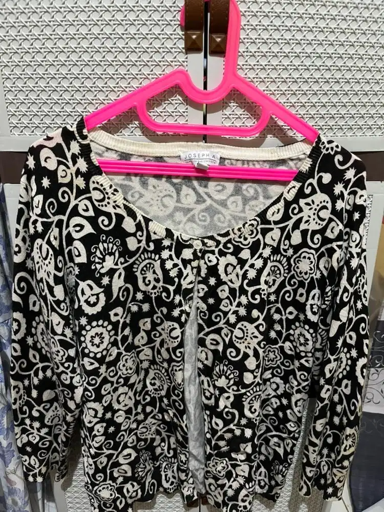 Cardigan berbahan lembut